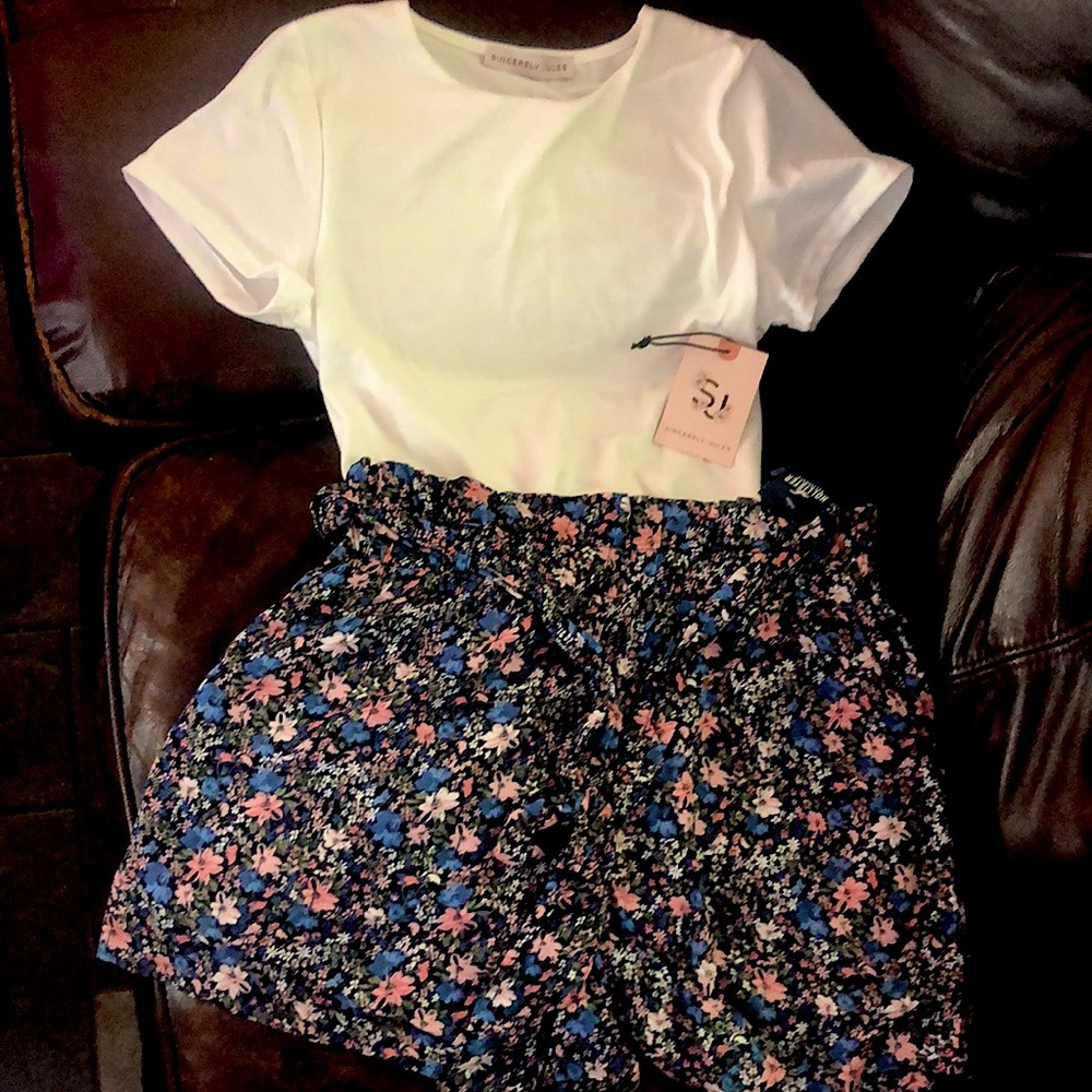 Hollister high waisted shorts with white plain shirt